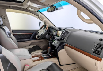 Подержанный автомобиль Toyota Land Cruiser Suv 2012 года (11 фото)