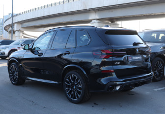Подержанный автомобиль BMW X5 2025 года (4 фото)