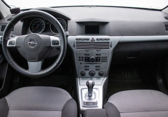 Подержанный автомобиль Opel Astra Sedan 2010 года (13 фото)