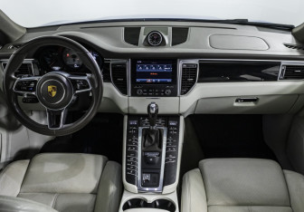 Подержанный автомобиль Porsche Macan 2016 года (12 фото)
