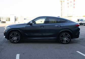Подержанный автомобиль BMW X6 2021 года (8 фото)