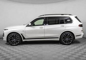 Подержанный автомобиль BMW X7 2023 года (8 фото)