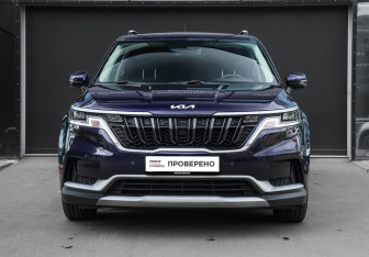 Подержанный автомобиль Kia Carnival 2021 года (2 фото)