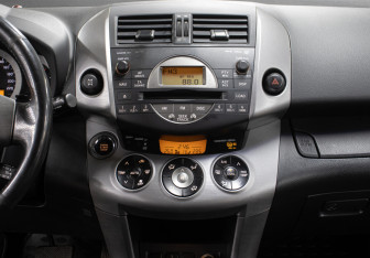 Подержанный автомобиль Toyota RAV4 2008 года (14 фото)