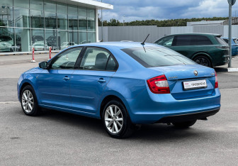 Подержанный автомобиль Skoda Rapid Liftback 2015 года (7 фото)