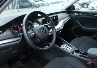 Подержанный автомобиль Skoda Octavia Liftback 2021 года (13 фото)