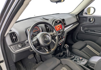 Подержанный автомобиль MINI Countryman 2018 года (16 фото)