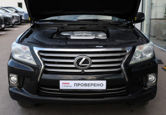 Подержанный автомобиль Lexus LX 2013 года (9 фото)