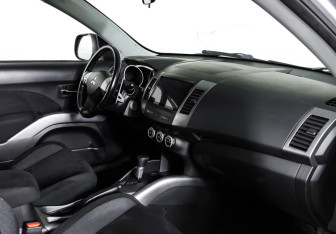 Подержанный автомобиль Mitsubishi Outlander 2008 года (11 фото)