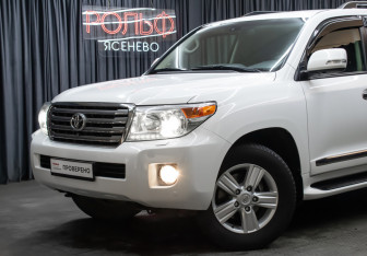 Подержанный автомобиль Toyota Land Cruiser Suv 2014 года (22 фото)