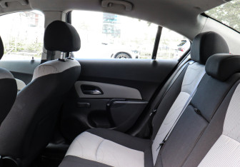 Подержанный автомобиль Chevrolet Cruze Sedan 2011 года (10 фото)