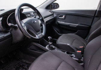 Подержанный автомобиль Kia Rio Hatchback 2015 года (9 фото)