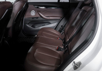 Подержанный автомобиль BMW X1 2021 года (10 фото)