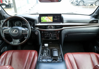 Подержанный автомобиль Lexus LX 2017 года (15 фото)