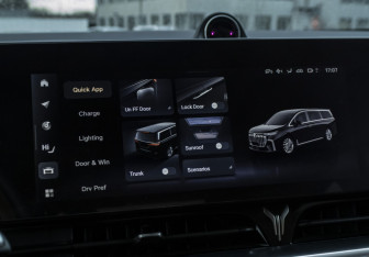 Подержанный автомобиль Voyah Dream 2023 года (17 фото)