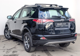 Подержанный автомобиль Toyota RAV4 2017 года (7 фото)