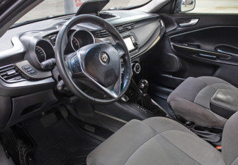 Подержанный автомобиль Alfa Romeo Giulietta Hatchback 2014 года (15 фото)