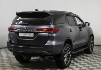 Подержанный автомобиль Toyota Fortuner 2021 года (5 фото)