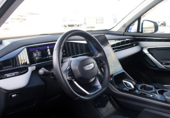 Подержанный автомобиль Geely Atlas 2024 года (9 фото)
