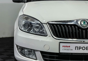 Подержанный автомобиль Skoda Fabia Hatchback 2010 года (14 фото)