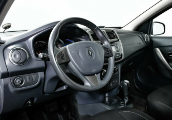 Подержанный автомобиль Renault Sandero 2016 года (11 фото)