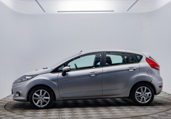 Подержанный автомобиль Ford Fiesta Hatchback 2010 года (8 фото)