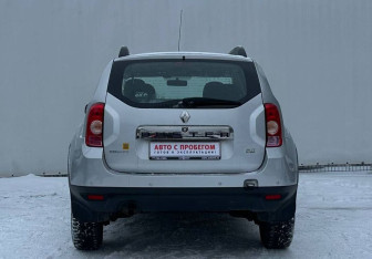 Подержанный автомобиль Renault Duster 2014 года (6 фото)