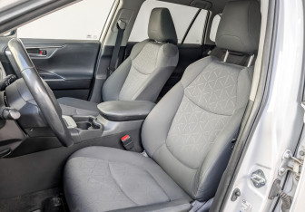 Подержанный автомобиль Toyota RAV4 2021 года (21 фото)