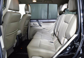 Подержанный автомобиль Mitsubishi Pajero 2014 года (16 фото)