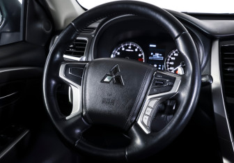 Подержанный автомобиль Mitsubishi Pajero Sport 2020 года (15 фото)