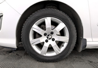 Подержанный автомобиль Peugeot 308 Hatchback 2011 года (18 фото)