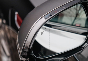 Подержанный автомобиль Hongqi E-HS9 2023 года (20 фото)