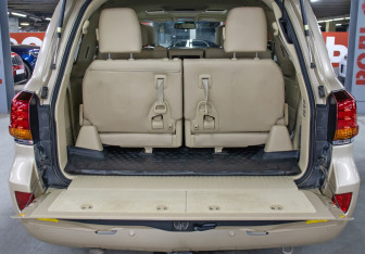 Подержанный автомобиль Lexus LX 2008 года (10 фото)