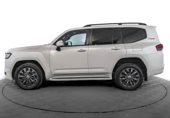 Подержанный автомобиль Toyota Land Cruiser Suv 2021 года (8 фото)
