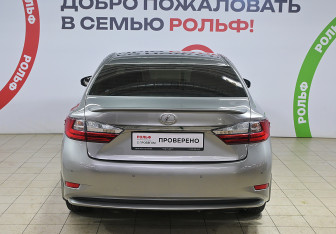 Подержанный автомобиль Lexus ES 2016 года (5 фото)