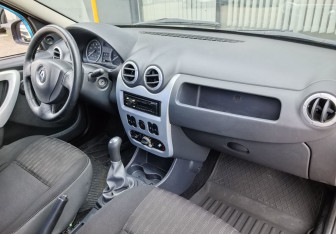 Подержанный автомобиль Renault Logan Sedan 2012 года (10 фото)