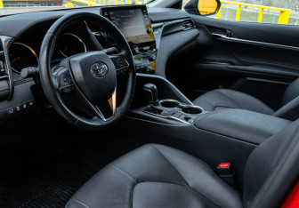 Подержанный автомобиль Toyota Camry Sedan 2021 года (12 фото)