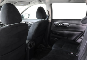 Подержанный автомобиль Nissan X-Trail 2017 года (12 фото)