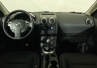 Подержанный автомобиль Nissan Qashqai 2011 года (12 фото)
