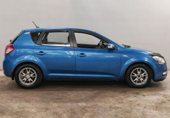 Подержанный автомобиль Kia Ceed Hatchback 2011 года (4 фото)