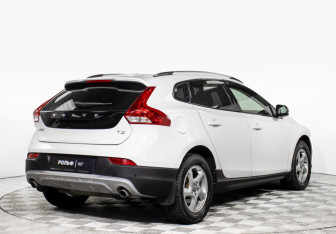 Подержанный автомобиль Volvo V40 Cross Country 2018 года (5 фото)