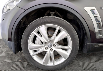 Подержанный автомобиль Infiniti QX70 2015 года (18 фото)