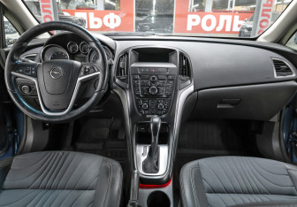 Подержанный автомобиль Opel Astra Hatchback 2013 года (14 фото)