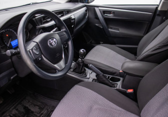 Подержанный автомобиль Toyota Corolla Sedan 2014 года (10 фото)