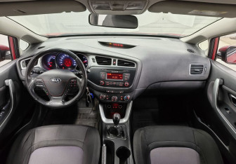 Подержанный автомобиль Kia Ceed Hatchback 2013 года (11 фото)