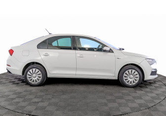 Подержанный автомобиль Skoda Rapid Liftback 2022 года (4 фото)