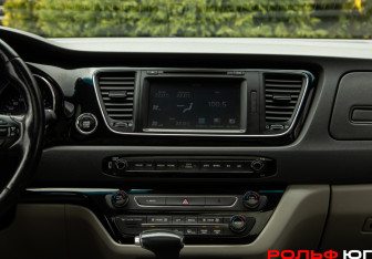 Подержанный автомобиль Kia Carnival 2017 года (13 фото)