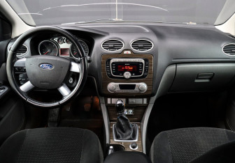 Подержанный автомобиль Ford Focus Hatchback 2008 года (12 фото)