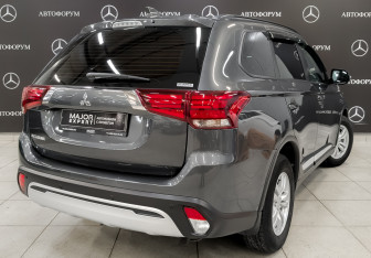 Подержанный автомобиль Mitsubishi Outlander 2022 года (5 фото)