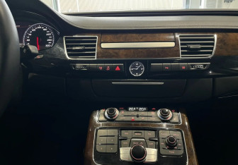 Подержанный автомобиль Audi A8 2015 года (15 фото)